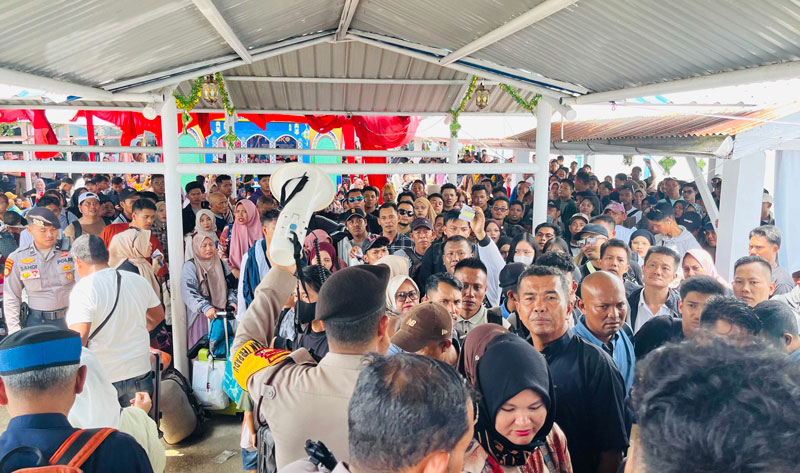 Pemudik berdesakan saat akan masuk kapal di Pelabuhan Tanjung Harapan, Selatpanjang, Kepulauan Meranti, Ahad (6/4/2025).