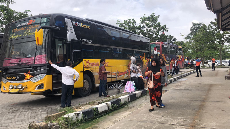 Suasana arus balik penumpang bus di Terminal Bandar Raya Payung Sekaki (BRPS) Pekanbaru, Senin (7/4/2025).