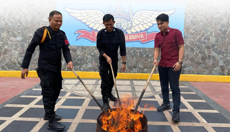 Petugas Rutan Kelas I Pekanbaru memusnahkan barang sitaan hasil razia, Sabtu (5/4/2025).