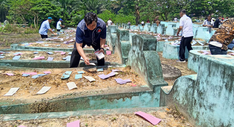 Perwakilan organisasi tionghoa di Kota Pekanbaru melakukan tradisi ceng beng atau ziarah makam di Pemakaman Tionghoa, Rumbai, Pekanbaru, Jumat (4/4/2025).