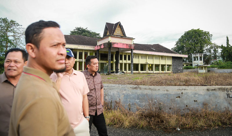 Wako Pekanbaru Agung Nugroho meninjau aset Pemko Pekanbaru yaitu gedung Pasar Higienis yang terbengkalai, Sabtu (5/4/2025).
