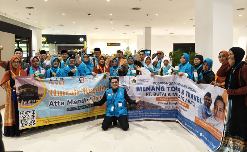 Jemaah foto bersama di bandara bersama Ustaz Heri sebagai pembimbing.