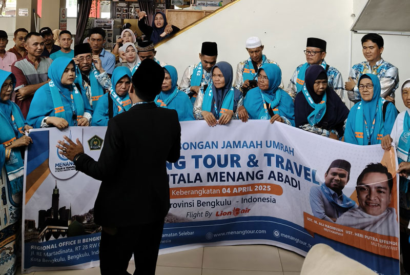 Ustaz Heri Putra Efendi memberikan pengarahan kepada jemaah sebelum memasuki pesawat.