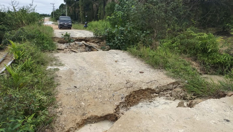 Jembatan penghubung antardesa Pontian Mekar (SP4) menuju Desa Tasik Juang (SP3) di Kecamatan Lubuk Batu Jaya rubuh diterjang arus banjir.