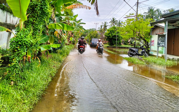 Jalan Sibayak di Kelurahan Tanjung Palas, Kecamatan Dumai Timur, Kota Dumai, Senin (7/4/2025) tergenang banjir setelah diguyur hujan deras.