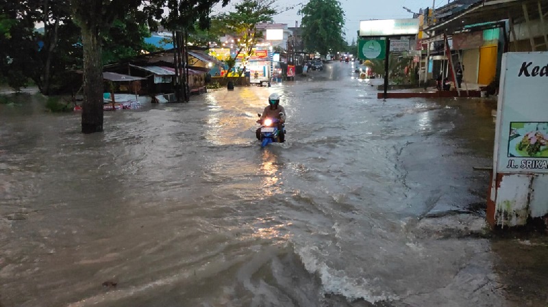 Tampak kendaraan roda dua nekat melintas di tengah banjir yang terjadi di Jalan Srikandi, Kecamatan Binawidya, Pekanbaru, Senin (7/4/2025).