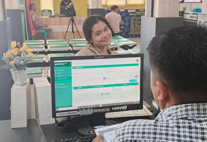Seorang warga saat mengurus Adminduk pada libur Hari Raya Idulfitri di Kantor Disdukcapil Inhu.