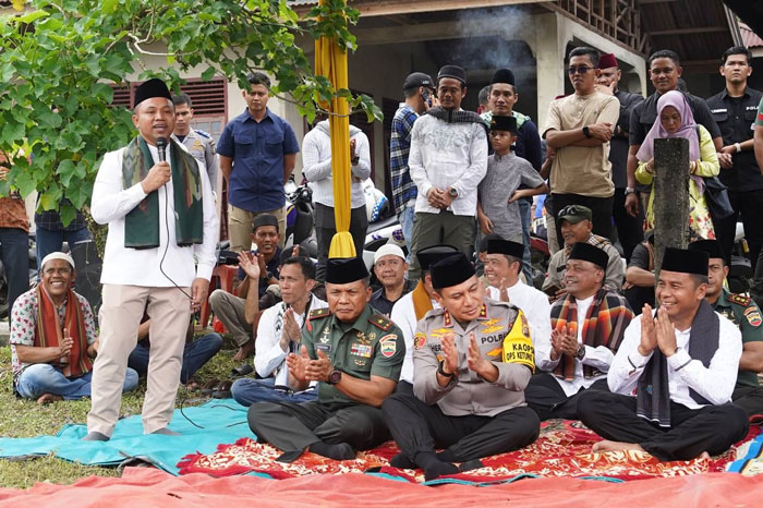 Gubri Abdul Wahid saat menghadiri acara Hari Raya Enam di Kabupaten Kampar. Senin (7/4/2025).