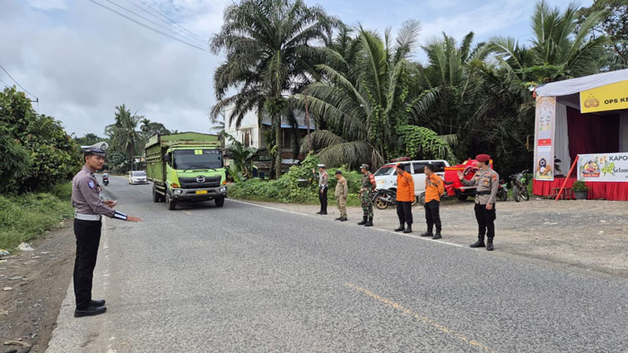 Petugas gabungan Pos Terpadu melakukan pengawasan di Jalan Lintas Timur Riau-Jambi di Kecamatan Kemuning, Inhil, Riau, Senin (7/4/2025).