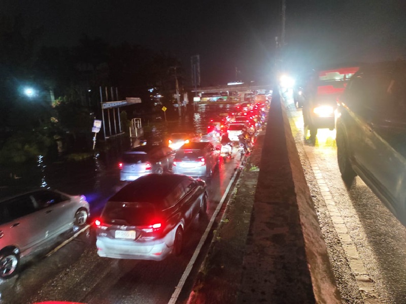 Kemacetan kendaraan di Jalan Hr Soebrantas hingga Flyover Persimpangan Pasar Pagi Arengka menuju arah barat , Pekanbaru, Senin (7/4/2025).
