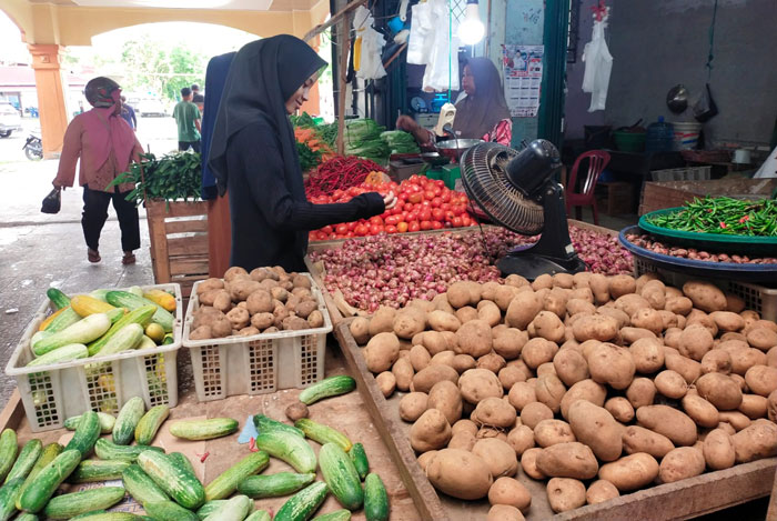 Seorang pembeli  mengeluhkan tingginya harga cabai dan sejumlah bahan pangan lain di Pasar Terubuk Bengkalis selama arus balik lebaran Idulfitri, Ahad (6/4/2025).