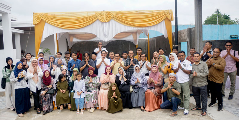 Keluarga besar Riau Pos Group foto bersama di depan kediaman CEO Riau Pos Group Ahmad Dardiri di Jalan Taman Karya Ujung, Desa Tarai Bangun, Kecamatan Tambang, Kampar.