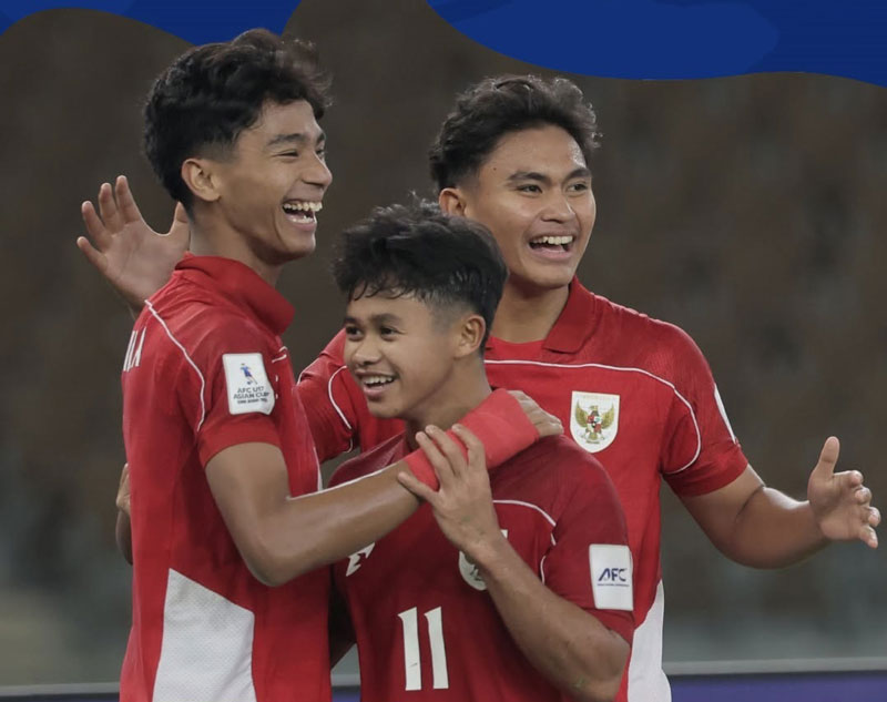 Pemain Indonesia Evandra Florasta (kiri), Fandi Ahmad (tengah), dan Josh Holong Junior melakukan selebrasi usai mencetak gol ke gawang Yaman dalam pertandingan Grup C Piala Asia U-17.