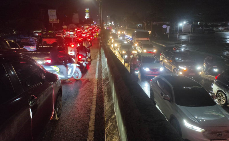 Pengendara roda dua dan roda empat terjebak macet parah di Jalan HR Soebrantas hingga flyover persimpangan Pasar Pagi Arengka menuju arah barat, Pekanbaru, Senin (7/4/2025).
