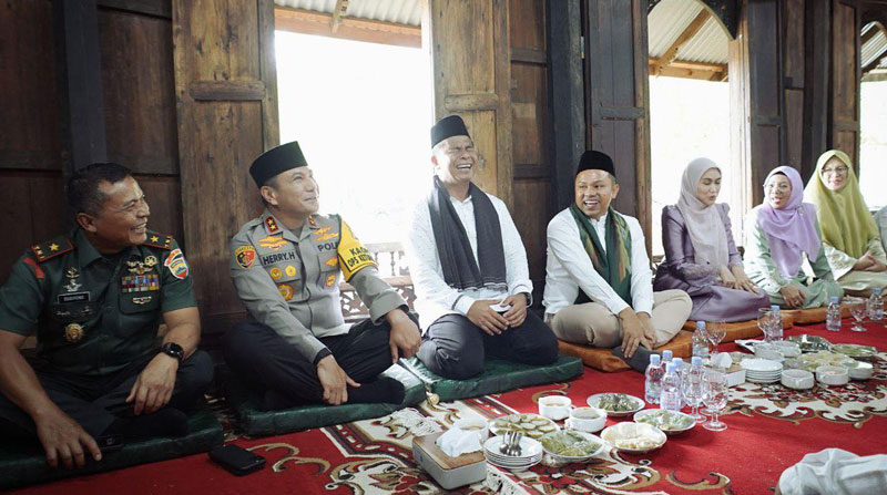 Gubernur Riau Abdul Wahid (empat kiri) didampingi Kapolda Riau Irjen Pol Herry Heryawan (dua kiri), Danrem 031/WB Brigjen TNI Sugiyono (kanan), dan Bupati Kampar Ahmad Yuzar (tiga kanan) duduk bersama