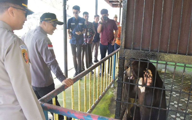 Wabup Bengkalis H Bagus Santoso saat meninjau kebun binatang Selat Baru yang menjadi tujuan wisata lokal selama Hari Raya Idulfitri 1446 H.