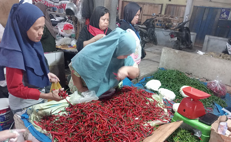 Warga membeli cabai merah asal Medan yang dijual Rp60.000 per kilogram di pasar tradisional Pasar Dupa Kencana, Senin (7/4/2025).&nbsp;