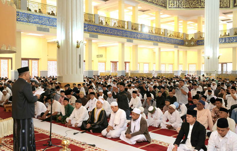 Bupati Rohul Anton ST MM memberikan sambutan sebelum dimulainya pelaksanaan Salat Idulfitri 1446 H tingkat kabupaten  di MAIC Rohul.