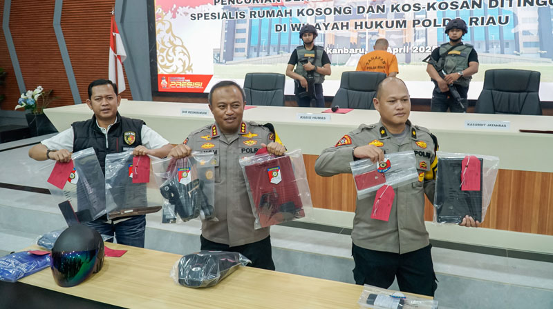 Kabid Humas Polda Riau Kombes Pol Anom Karibianto didampingi Direktur Reserse Kriminal Umum Polda Riau Kombes Pol Asep Darmawan memperlihatkan barang bukti hasil tindak pidana pencurian.