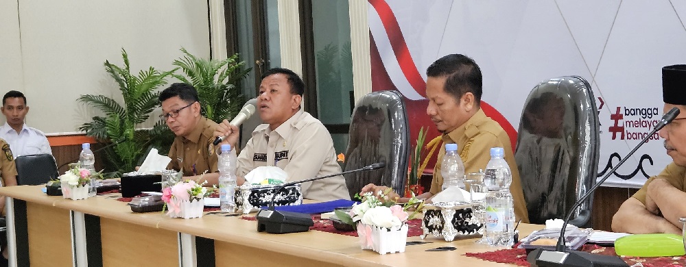 Bupati Kuansing H Suhardiman Amby bersama Wakil Bupati H Muklisin memimpin Rakor dengan dinas, badan, dan camat, Selasa (8/4/2025) di ruang Multimedia Kantor Bupati