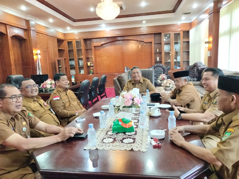 Usai apel perdana hari pertama kerja ASN, Bupati Rohul Anton ST MM bersama Wabup Rohul H Syafaruddin Poti SH MM dan TAPD Rohul berbincang santai di ruang kerja Wabup Rohul, Selasa (8/4/2025) pagi.