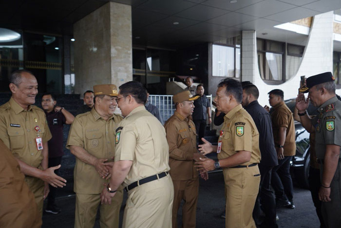 Gubri Abdul Wahid dan Wagubri SF Hariyanto bersalaman dengan para ASN di dilingkungan Pemprov Riau usai apel perdana setelah libur Idulfitri, Selasa (8/4/2025).