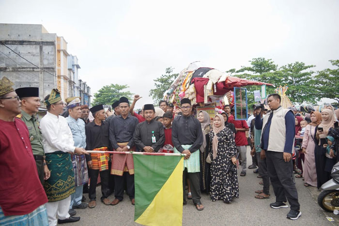 Pj Sekda Kuansing dr H Fahdiansyah SpOg melepas pawai Rayo Onom di Basrah Kecamatan Kuantan Hilir, Senin (7/4/2025).