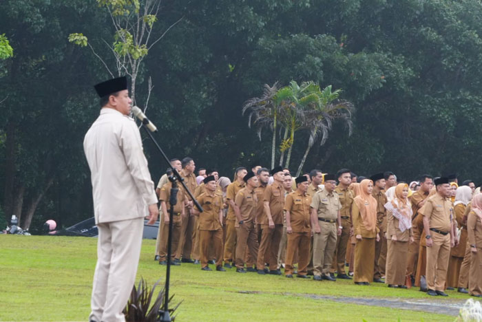 Bupati Kuansing Dr H Suhardiman Amby MM menjadi Inspektur upacara pada hari pertama masuk kerja di lapangan komplek perkantoran Pemkab Kuansing, Selasa (8/4/2025).