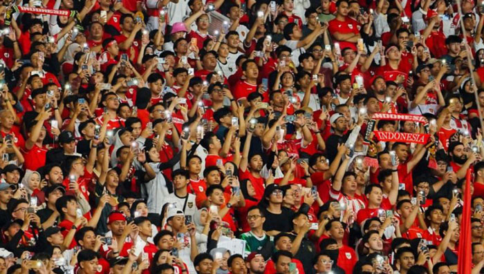 Supporter Timnas Indonesia di Stadion Gelora Bung Karno (GBK) saat menang 1-0 atas Bahrain.