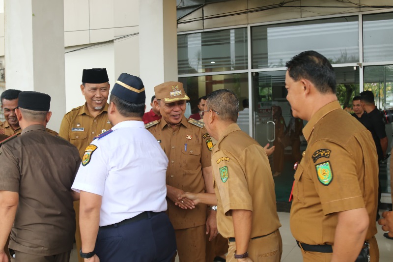 Bupati Inhil H Herman bersalam-salaman bersama ASN usai memimpin apel perdana setelah libur panjang Idulfitri di halaman Kantor Bupati Inhil, Selasa (8/4/2025)
