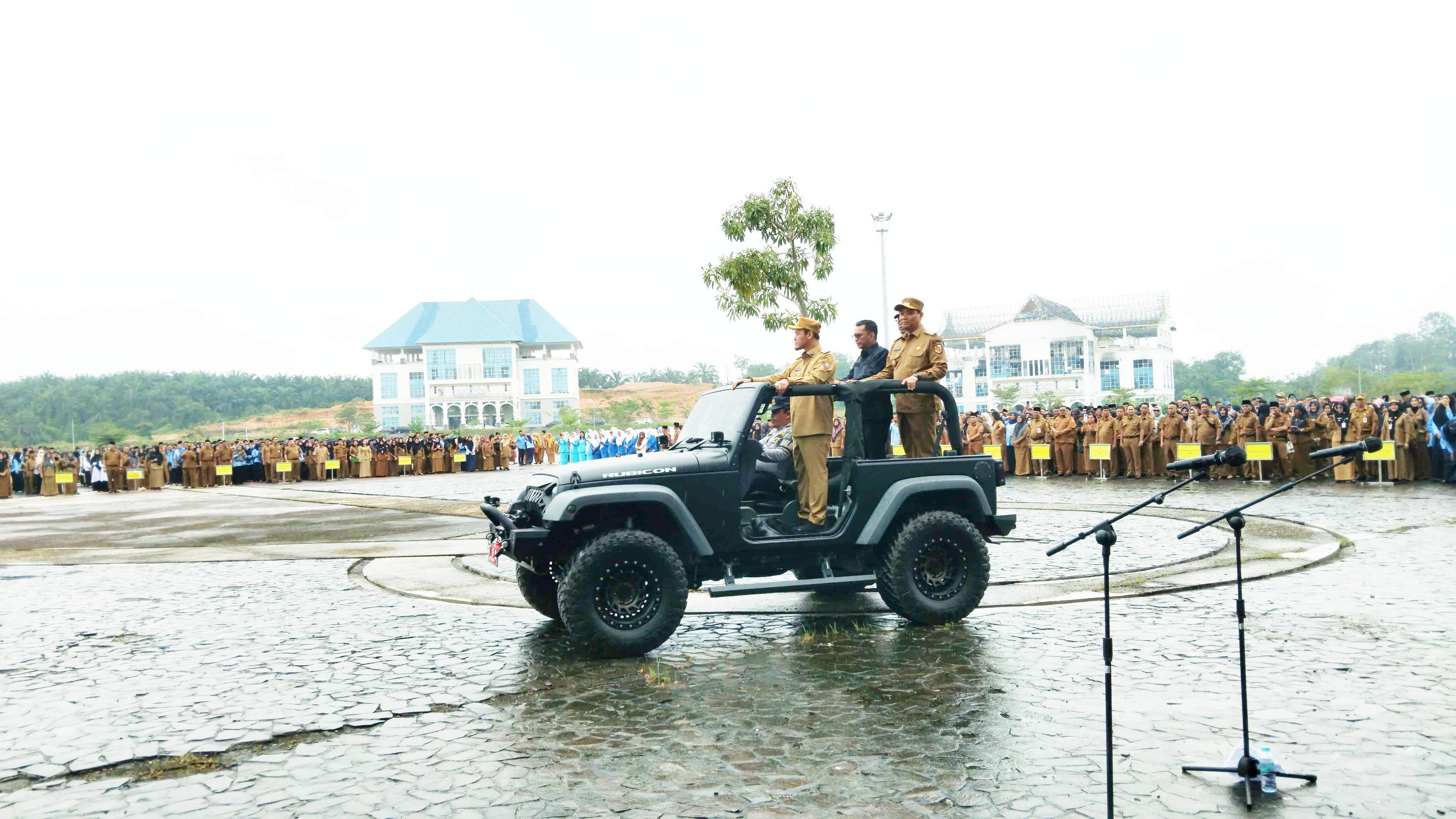 Wali Kota Pekanbaru Agung Nugroho menggunakan jeep saat memeriksa barisan pasukan atau peserta upacara, Selasa (8/4/2025).