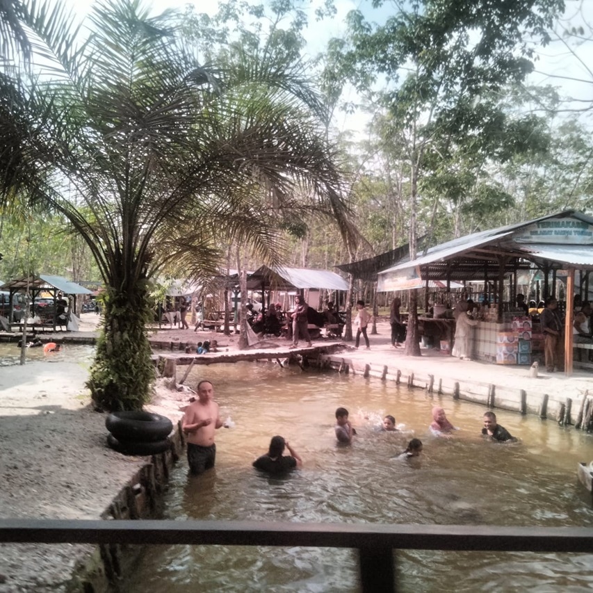 Warga memanfaatkan libur Idul Fitri dan libur sekolah berwisata ke tempat pemandian Sungai Hjiau Desa Salo, Kecamatan Salo, Kabupaten Kampar, Senin (7/4/2025).