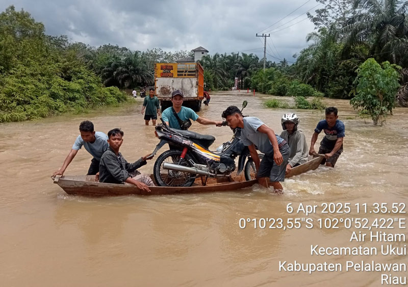 Warga Desa&nbsp;Air Hitam, Kecamatan Ukui, Kabupaten Pelalawan, terpaksa menggunakan sampan untuk beraktivitas karena jalan digenangi air luapan Sungai Nilo.