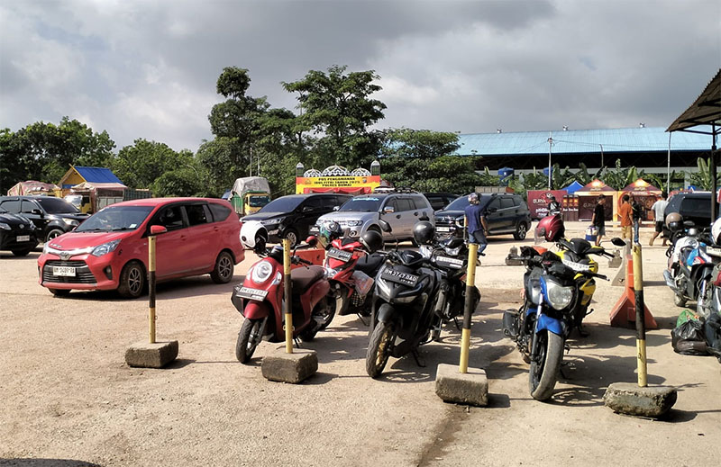 Areal parkir di pelabuhan Bandar Sri Junjungan sudah terlihat longgar. Kegiatan penyeberangan Roro Dumai - Rupat sudah kembali normal.