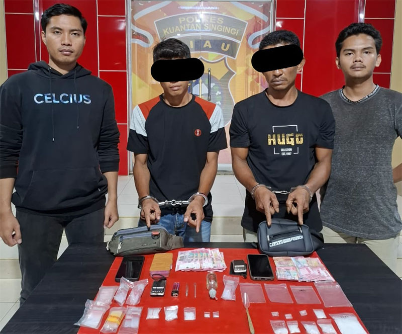 Dua tersangka pengedar sabu, Selasa (8/4/2025) malam berhasil diamakan Satres Narkoba Polres Kuansing di Kecamatan Cerenti.