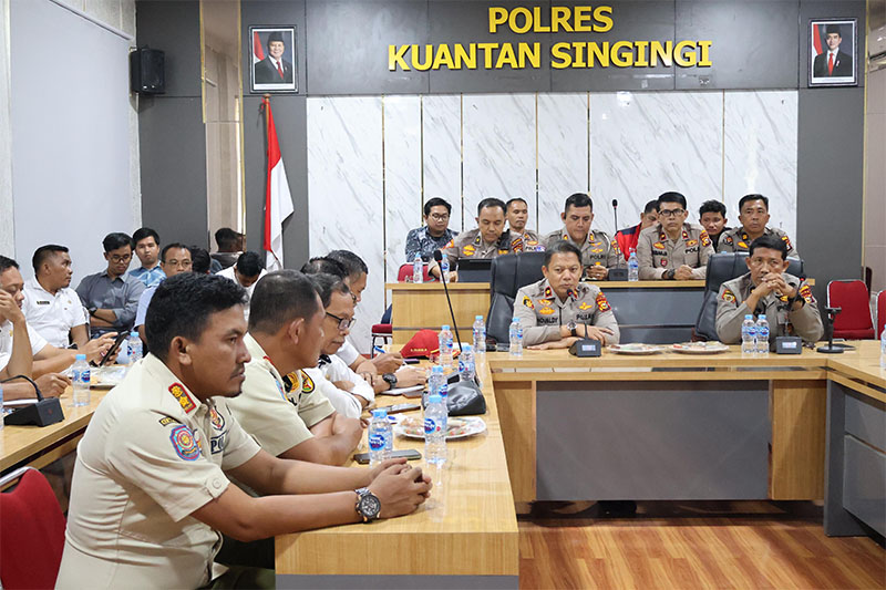 Waka Polres Kuansing Kompol Novaldi memimpin persiapan Karhutla Fun Run, Rabu (9/10/2025) di Mapolres
