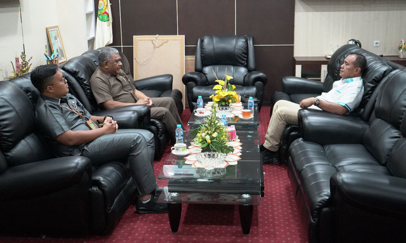 Ketua DPRD Kuansing H Juprizal SE MSi menerima kunjungan silaturahmi Ketua Pengadilan Negeri Telukkuantan Subiar Teguh Wijaya SH bersama Hakim Pengadilan Negeri.