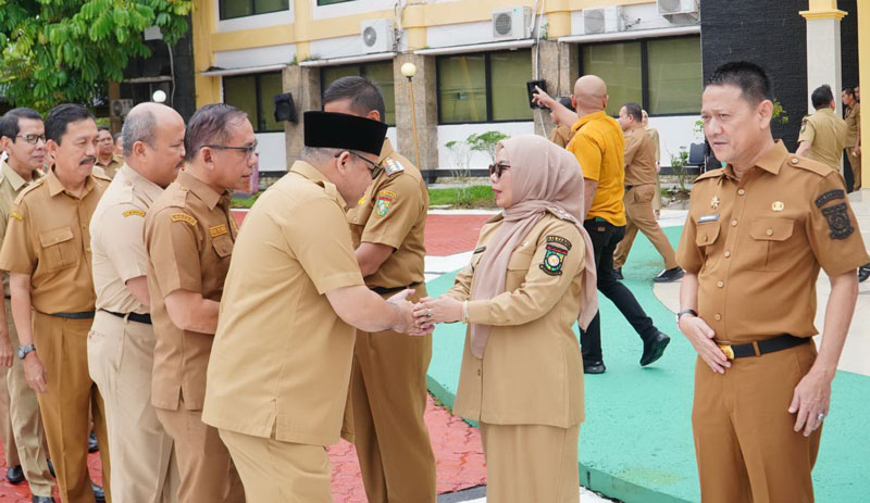 Bupati Kampar Ahmad Yuzar, Wakil Bupati Kampar Misharti dan Sekdakab Kampar Hambali bersalaman dengan ASN, PPPK dan THL usai &nbsp;apel masuk kerja perdana di halaman Kantor Bupati Kampar.