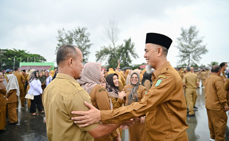 Wali Kota Dumai Paisal menyalami ASN dan TKPK usai mengikuti apel gabungan perdana usai liburan Idulfitri 1446 H di Taman Bukit Gelanggang, Selasa (8/4/2025).