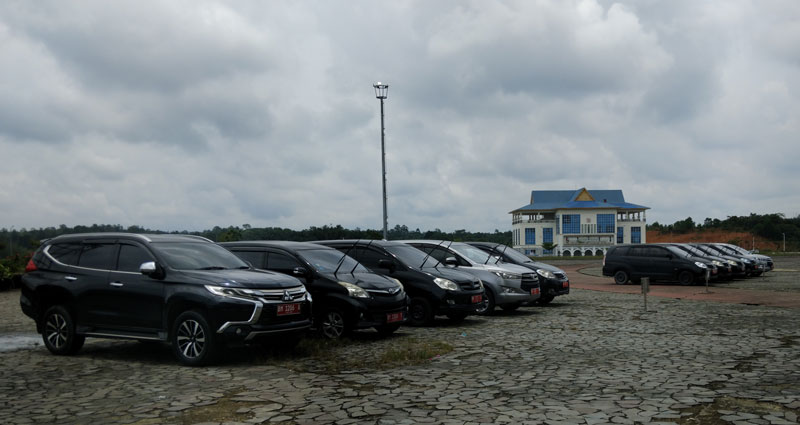 Sejumlah mobil dinas di lingkungan Pemko Pekanbaru dikumpulkan di halaman Kantor Wali Kota Pekanbaru di Tenayan Raya, Selasa (8/4/2025).