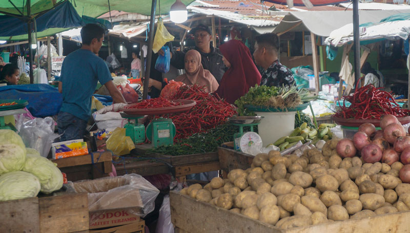 Warga berbelanja sayuran di Pasar Pagi Arengka, Jalan Soekarno Hatta, Selasa (8/4/2025). Harga barang keperluan pokok di pasar  tradisional di Kota Pekanbaru masih tinggi.