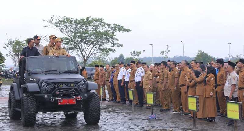 Wali Kota Pekanbaru Agung Nugroho dan Wakil Wali Kota Pekanbaru Markarius Anwar mengecek peserta apel gabungan di hari pertama kerja usai libur Idulfitri, Selasa (8/4/2025).