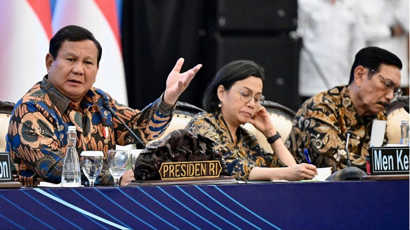 Presiden Prabowo Subianto berdialog dengan para ekonom dan pengusaha pada acara Sarasehan Ekonomi yang digelar di Menara Mandiri, Jakarta, Selasa (8/4/2025).