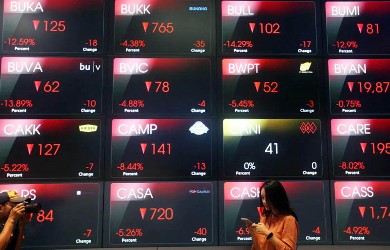 Layar digital yang menampilkan pergerakan Indeks Harga Saham Gabungan (IHSG) di Bursa Efek Indonesia (BEI), Jakarta, Selasa (8/4/2025).
