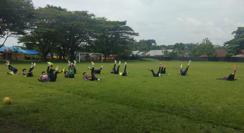 Pemain Wahana FC melakukan pemanasan saat latihan di Lapangan Paskhas TNI AU Pekanbaru, Selasa (8/4/2025).