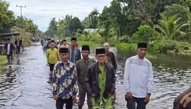 Meski terendam banjir, namun tak menyurutkan semangat masyarakat Desa Teluk Latak untuk maksanakan ziarah kubur pada Hari Raya Puasa Enam, Senin (7/4/2025).