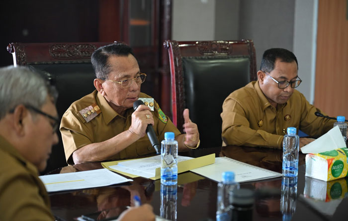 Bupati Rohil H Bistamam saat memimpin rapat perdana pasca libur Idulfitri 1446H/2025 M di Bagansiapiapi, Selasa (8/4/2025).
