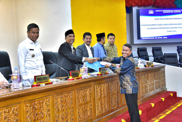 Juru bicara Fraksi PPP PKS Hendri Domo serahkan pandangan Fraksi PPP PKS terhadap LKPJ Kepala Daerah tahun anggaran 2024 di ruang rapat paripurna DPRD Kampar, Rabu (9/4/2025).