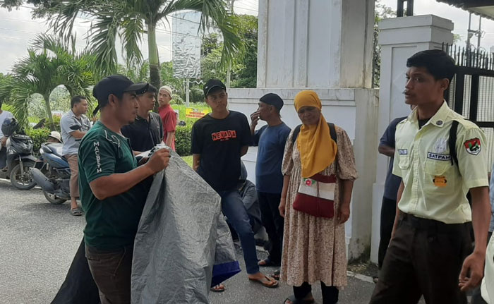 Warga Desa Rambahan Kecamatan Logas Tanah Darat, Rabu (9/4/2025) mendatangi Kejari Kuansing, meminta membebaskan atau menangguhkan penahanan warganya.