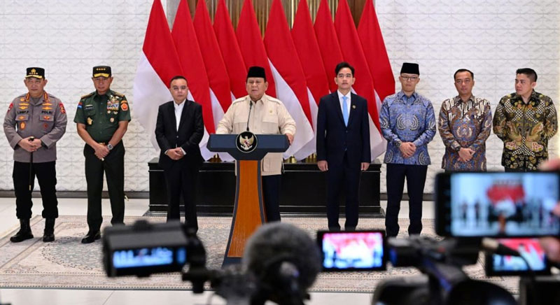 Presiden Prabowo Subianto menyampaikan keterangan pers sebelum memulai lawatannya ke kawasan Timur Tengah dan Turki di Pangkalan TNI AU Halim Perdanakusuma.